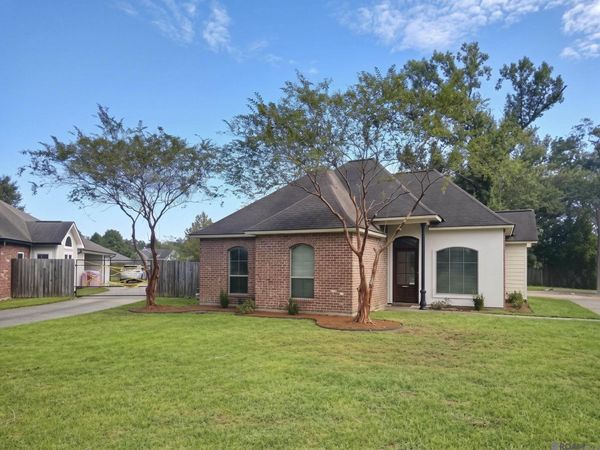 39416 Woodlake Dr, Prairieville, LA 70769