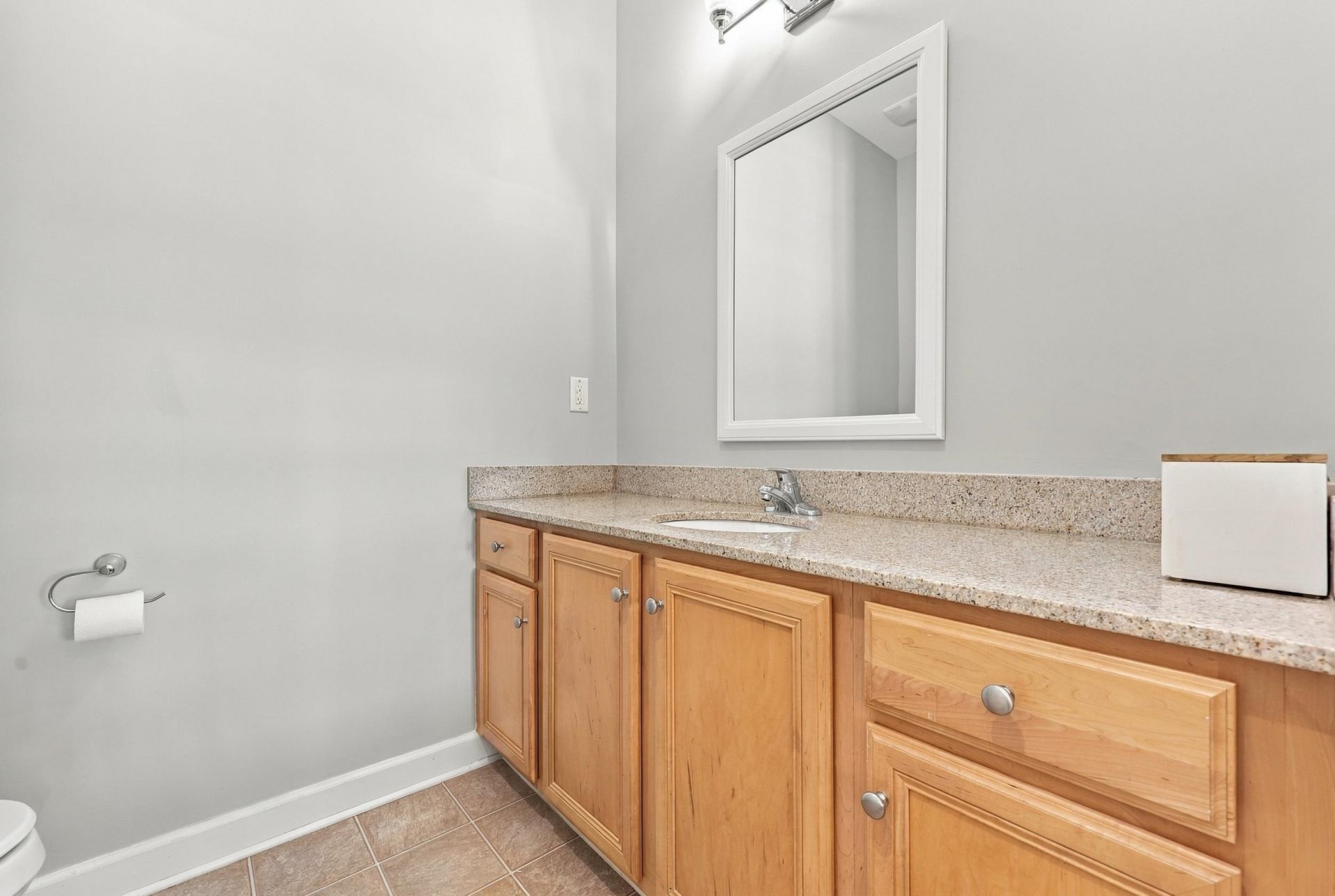 790 Howard Ave. Photo 32
