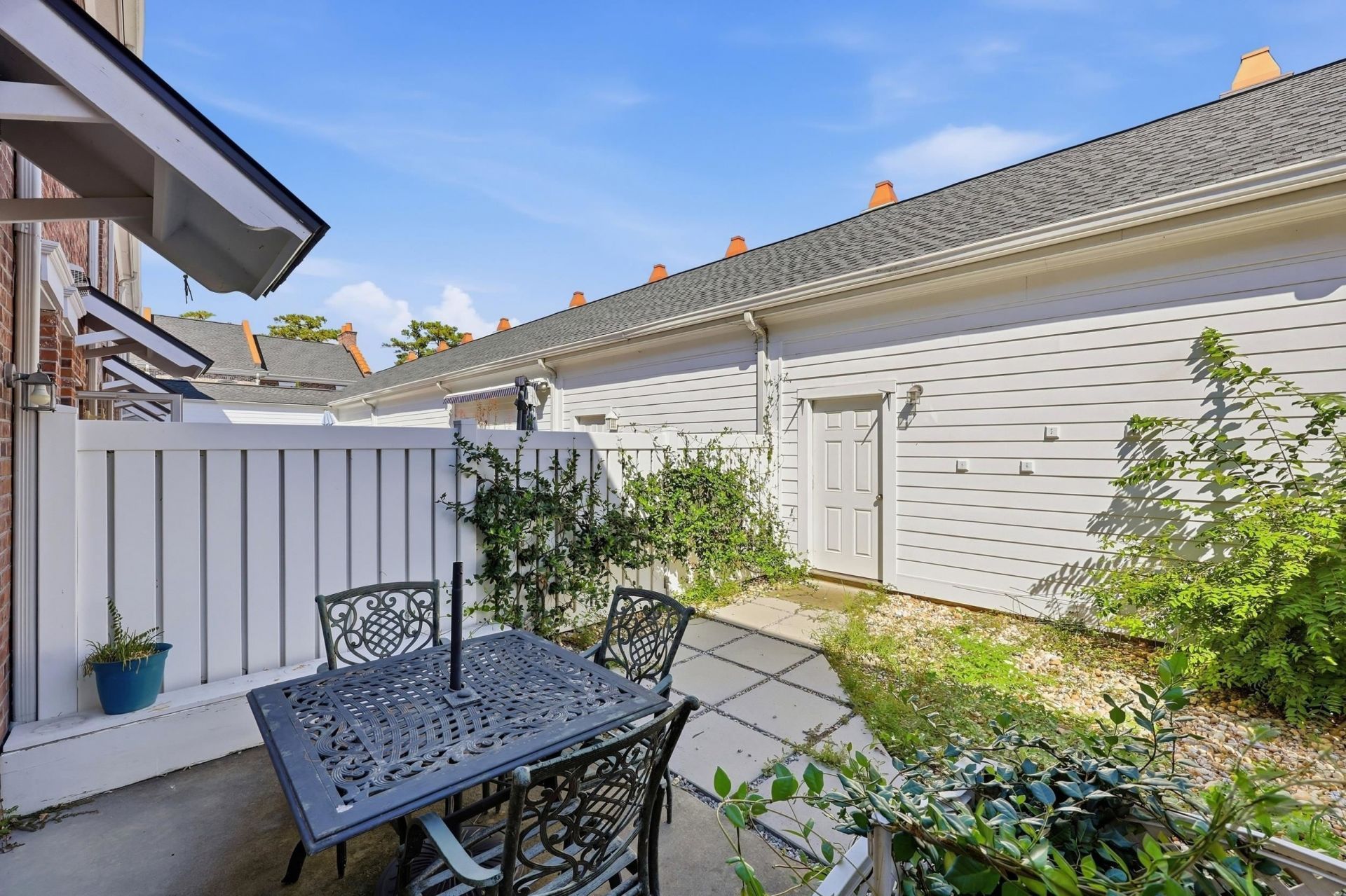 790 Howard Ave. Photo 38