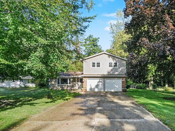 37 S Bear Lake Road, Muskegon, MI 49445