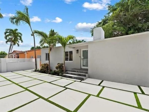 2810 SW 12th St , Miami, FL 33135