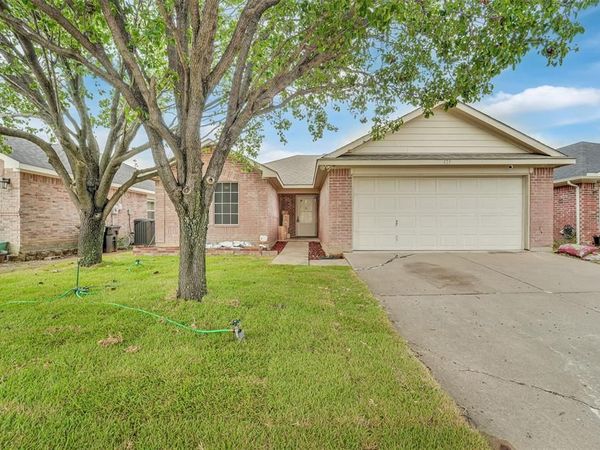 321 Dakota Drive, Arlington, TX 76002