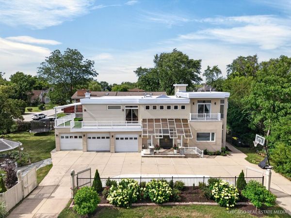 8650 W Davis Street , Des Plaines, IL 60016