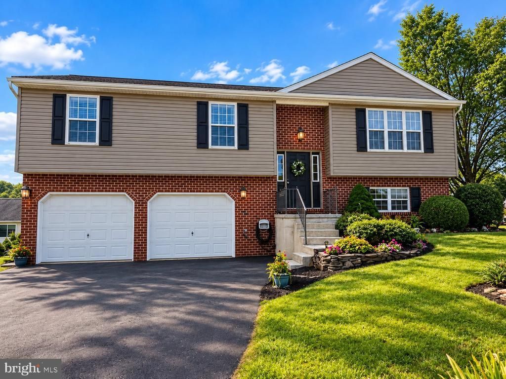 245 ABBEY DRIVE, MOUNT WOLF, PA 17347