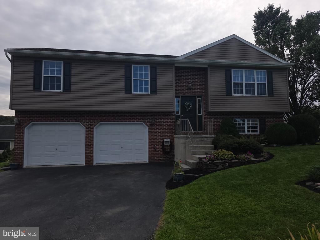 245 ABBEY DRIVE, MOUNT WOLF, PA 17347