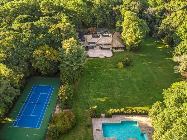 101 wheatley road , Old Westbury, NY 11578