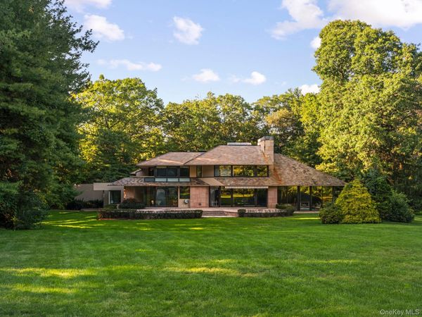 101 wheatley road , Old Westbury, NY 11578