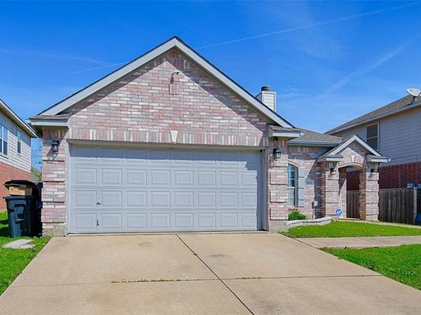 903 Gillon Drive , Arlington, TX 76001