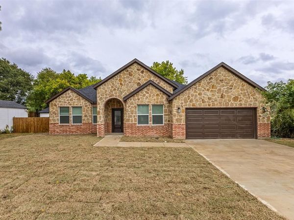 907 Howard Street , Seagoville, TX 75159