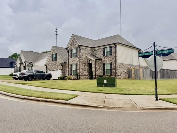 195 N LAUREL GLEN DR N, Oakland, TN 38060