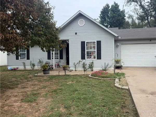 802 3rd Avenue , Gravette, AR 72736