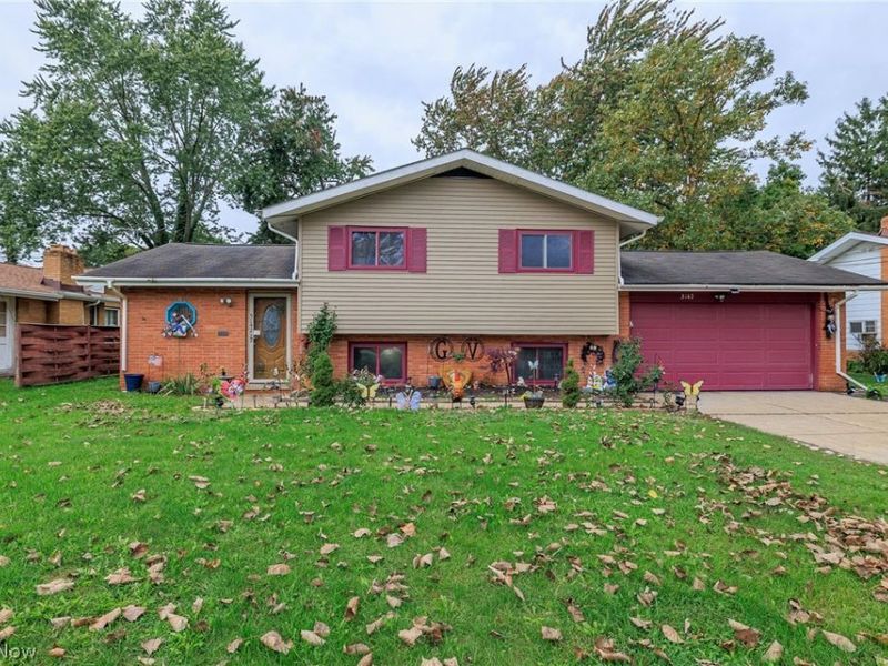 5142 E Berkshire Drive E, North Olmsted, OH 44070 Photo 1