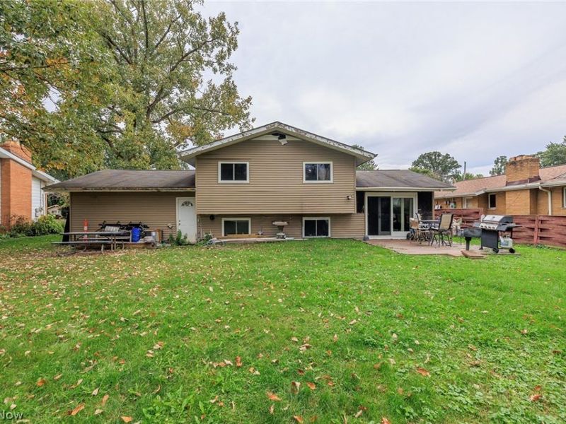 5142 E Berkshire Drive E, North Olmsted, OH 44070 Photo 2