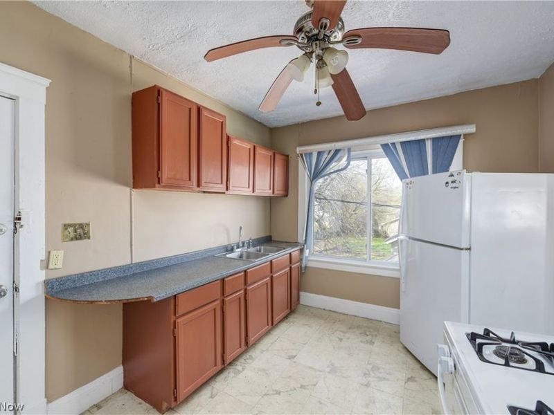 8206 Crumb Avenue, Cleveland, OH 44103 Photo 23