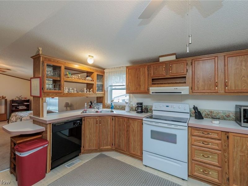 31 Grand Boulevard, Olmsted Township, OH 44138 Photo 2