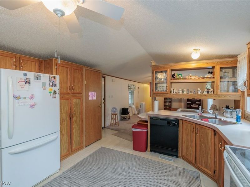31 Grand Boulevard, Olmsted Township, OH 44138 Photo 3