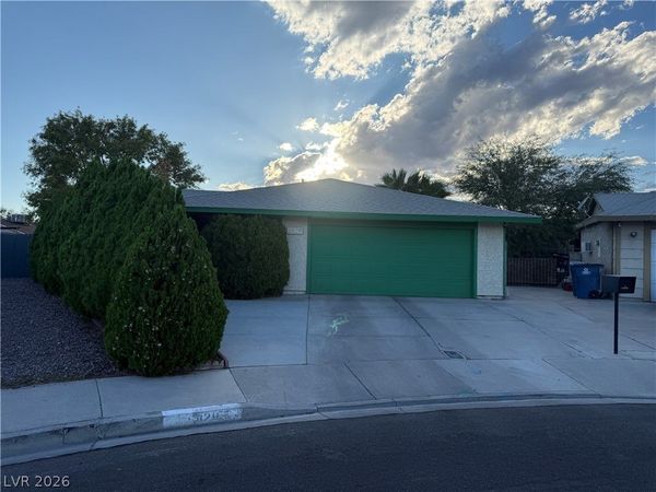 5829 Halfmoon Way , Las Vegas, NV 89108