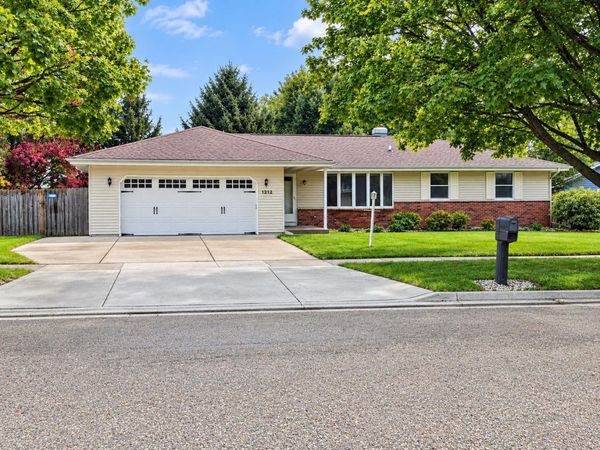 1212 N Wuthering Hills Drive, Janesville, WI 53546