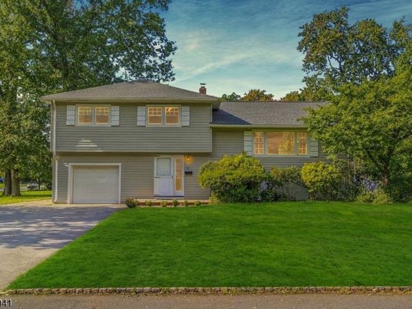 10 Aldom Cir, West Caldwell, NJ 07006
