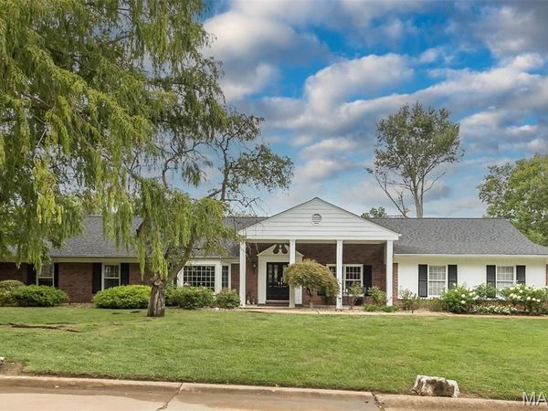 7466 Capilia Drive, Grantwood Village, MO 63123