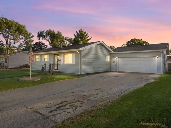 1323 Vienna Boulevard , DeKalb, IL 60115