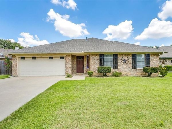 904 Vicksburg Lane , Burleson, TX 76028