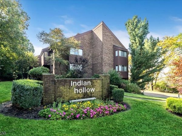 132 Indian Hollow Ct, Mahwah, NJ 07430