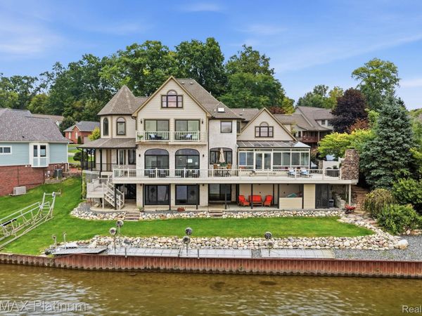 997 Thompson Shore Drive, Howell, Mi 48843