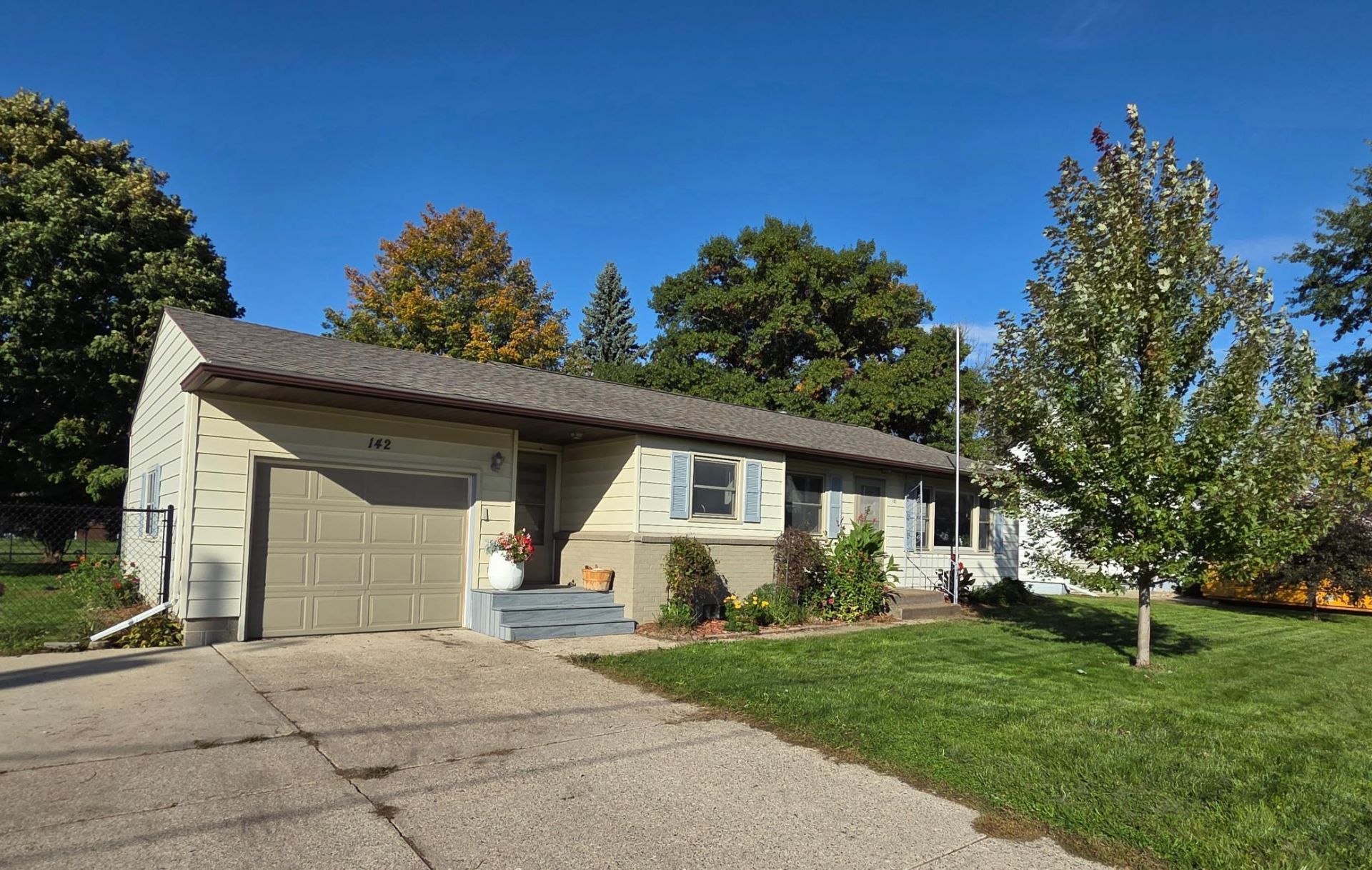 142 5th Street Nw, Blooming Prairie, MN 55917 Main Photo