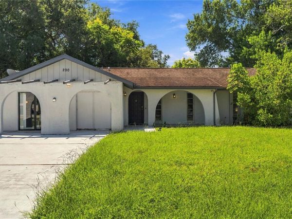 200 TWIN LAKE DRIVE , LARGO, FL 33770