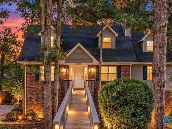 11218 Suncrest Drive SE, Huntsville, AL 35803