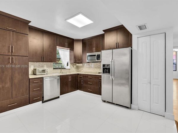 770 NE 199th St, Unit 204F, Miami, FL 33179
