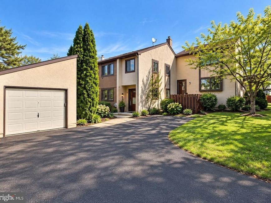 110 Palace Court, Chalfont, PA 18914 Main Photo