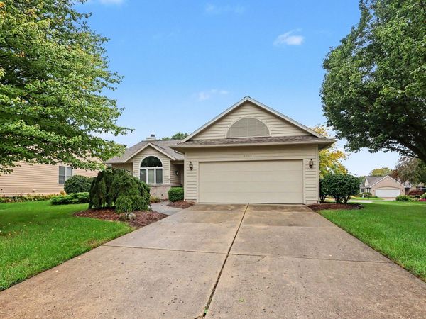 6915 Fairway Vista Drive SE, Caledonia, MI 49316