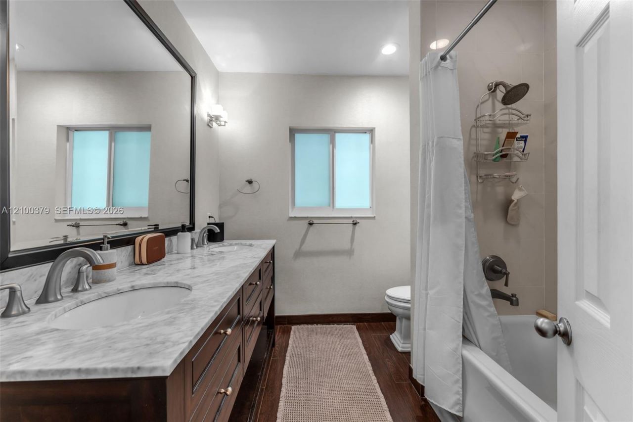 8 Pinta Rd , Miami, FL 33133 Photo