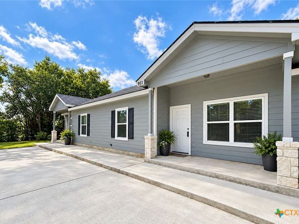 911 E Seideman Street , Seguin, TX 78155