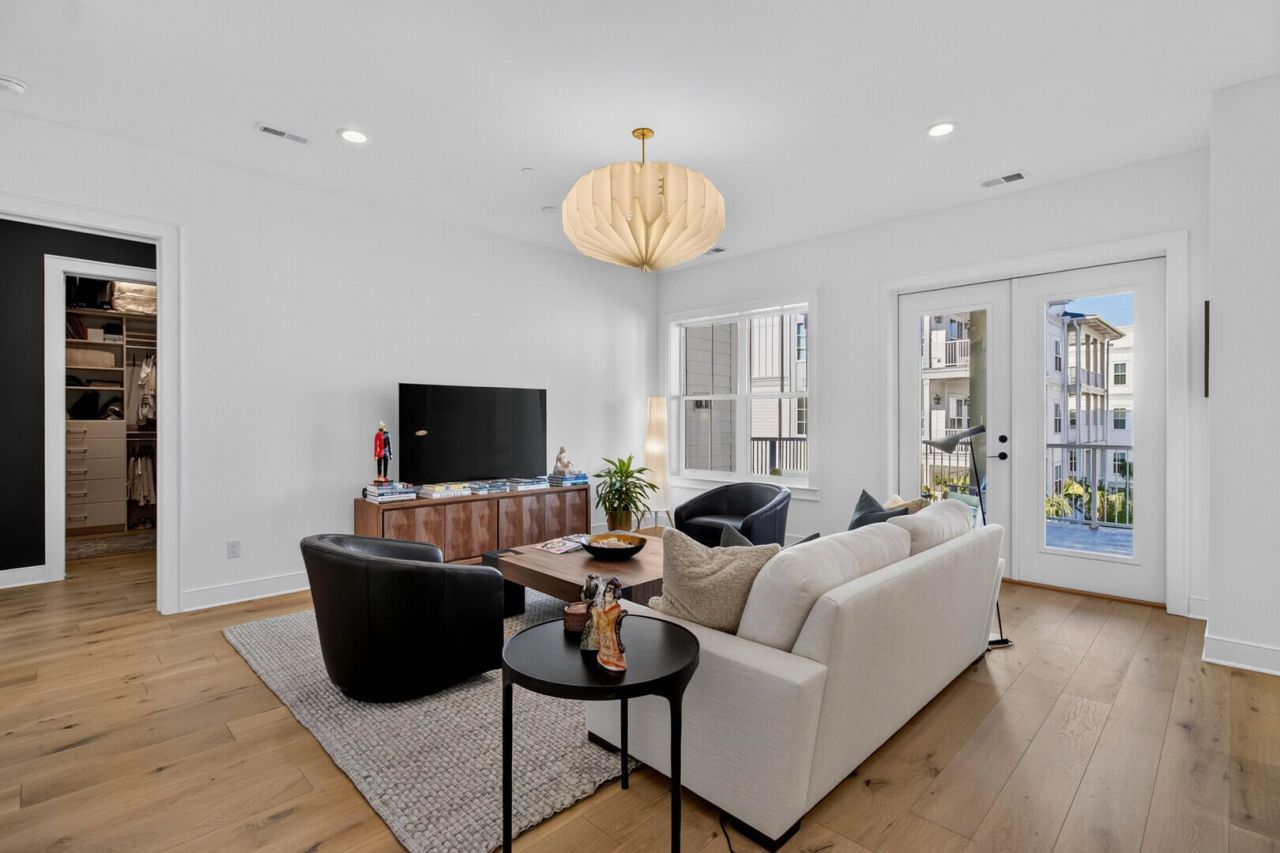 320 Longshore Street Photo 13