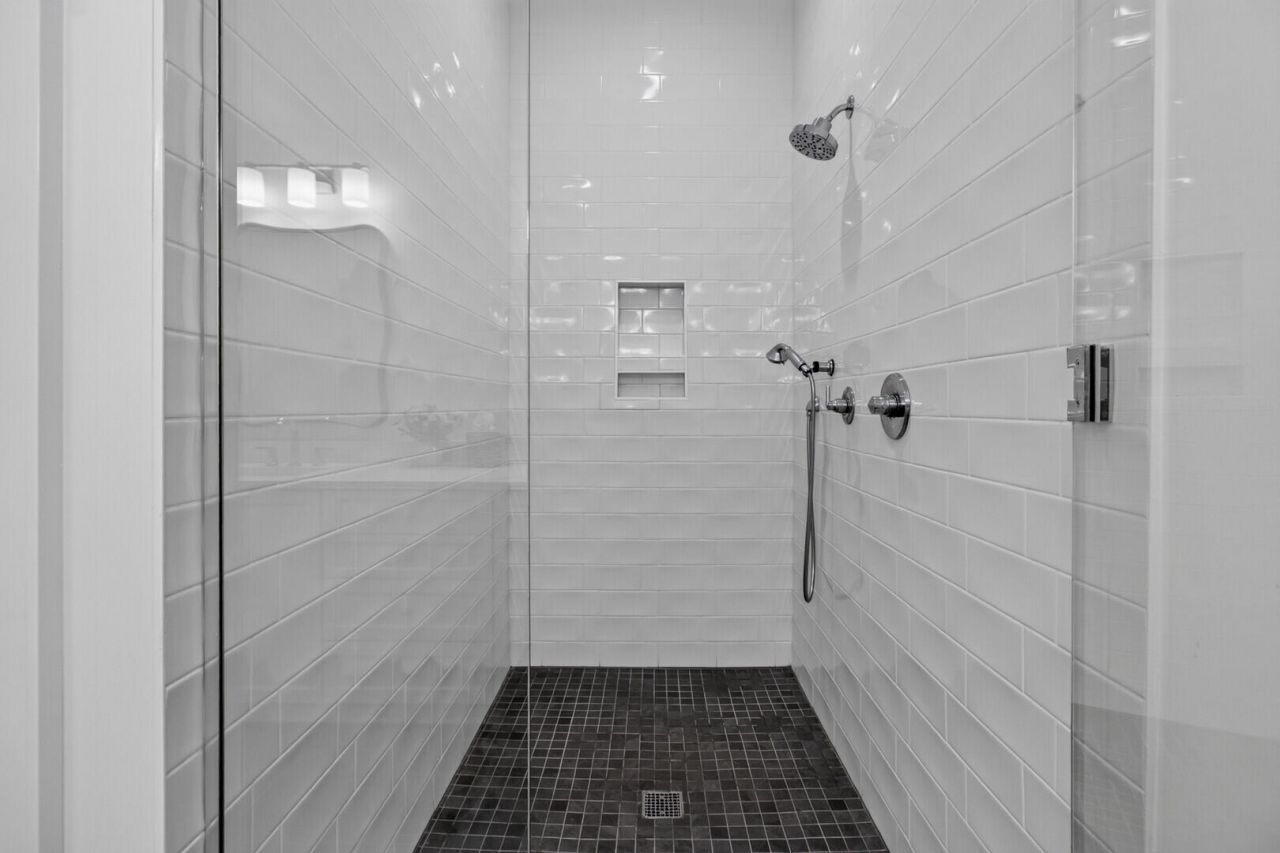 320 Longshore Street Photo 22