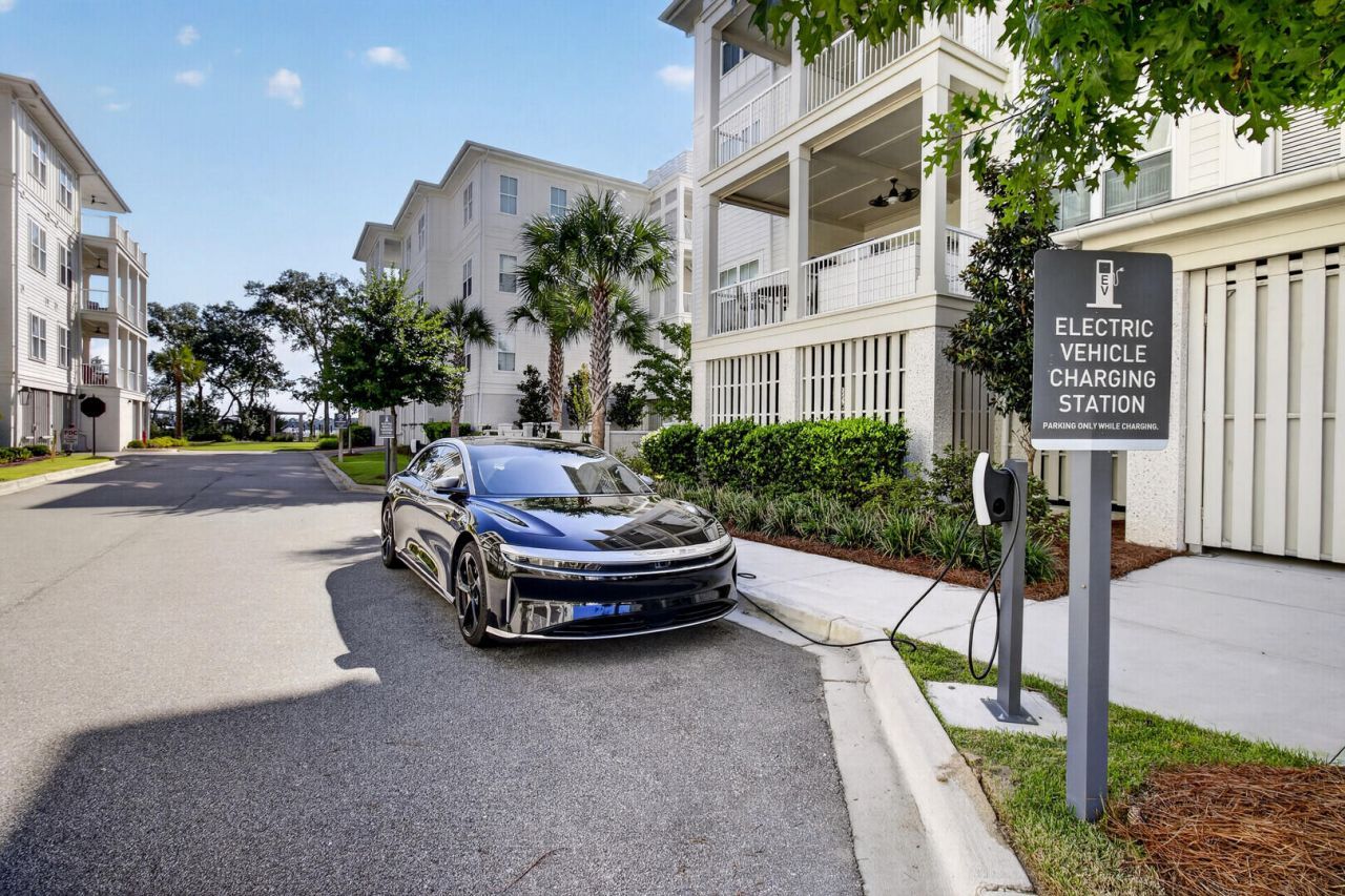320 Longshore Street Photo 37