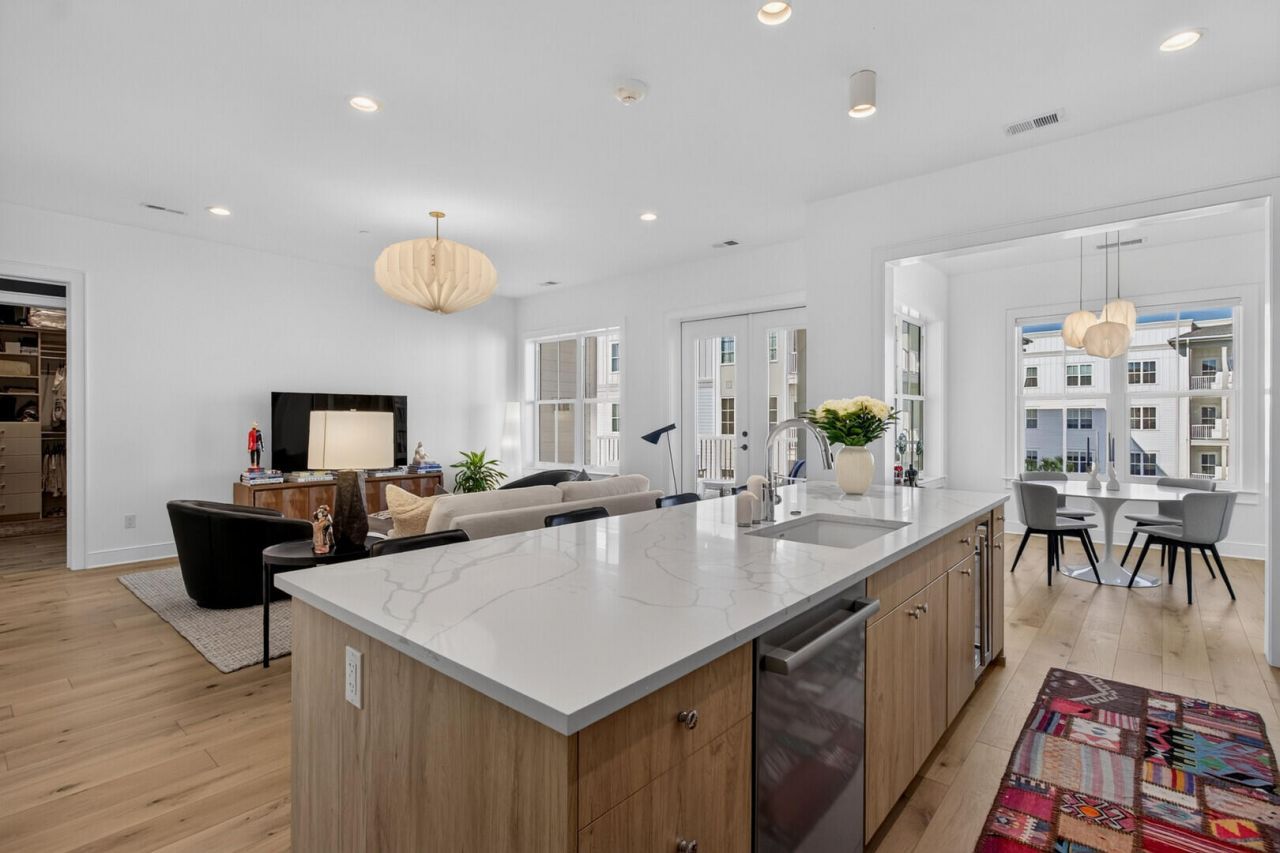 320 Longshore Street Photo 8
