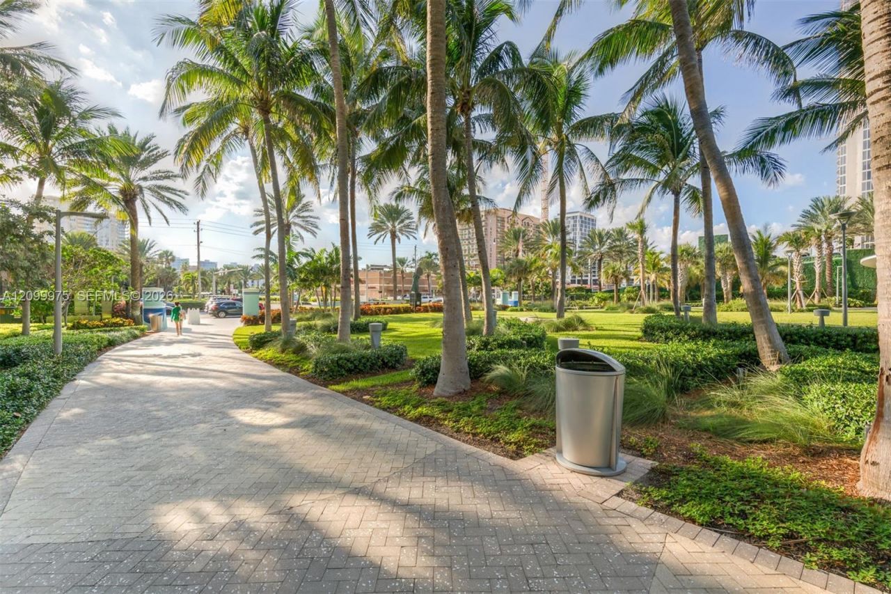 210 174th St , Unit 309, Sunny Isles Beach, FL 33160 Photo