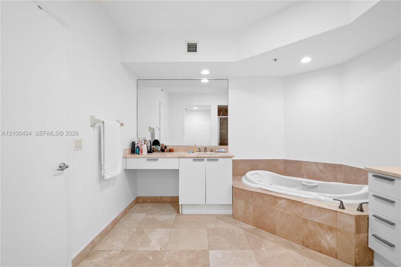 14951 Royal Oaks Ln , Unit 709, North Miami, FL 33181 Photo
