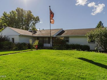 255 E Yates Avenue, Findlay, OH 45840