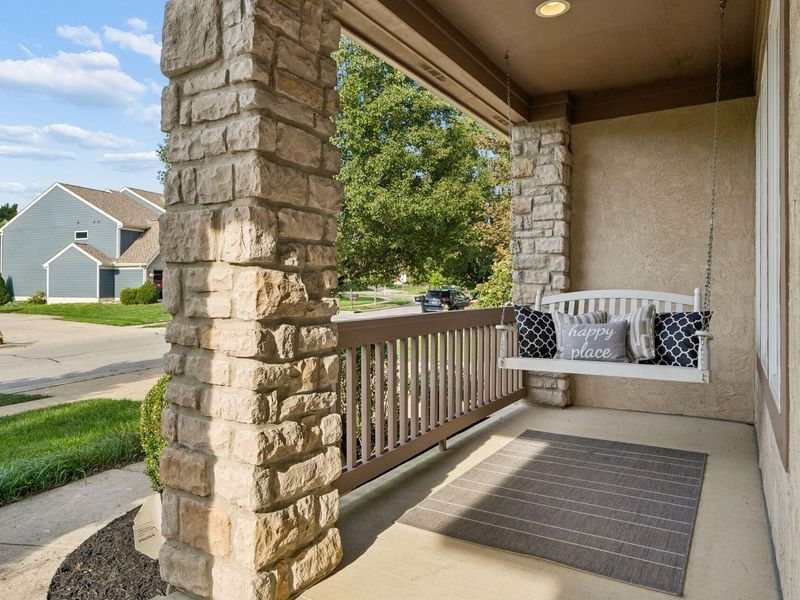 578 Stratshire Lane, Columbus, OH 43230 Photo 2