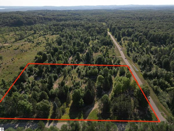 1007 Solaris Way E, Maple City, MI 49664