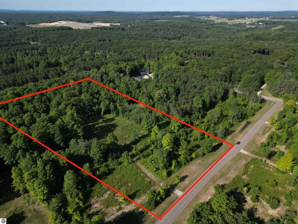 1060 Solaris Way E, Maple City, MI 49664