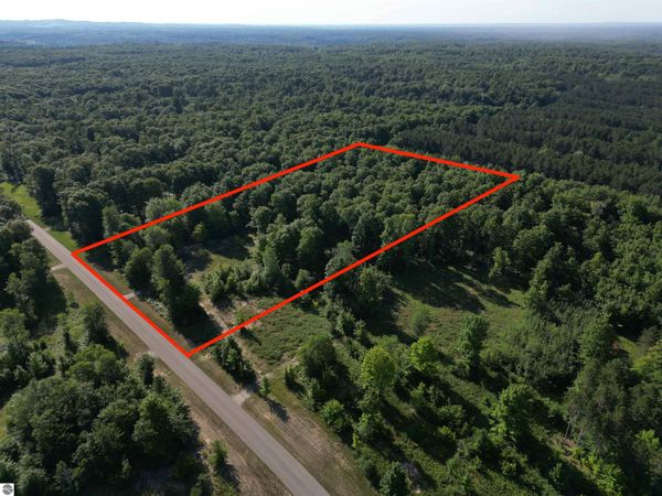 1128 Solaris Way E, Maple City, MI 49664