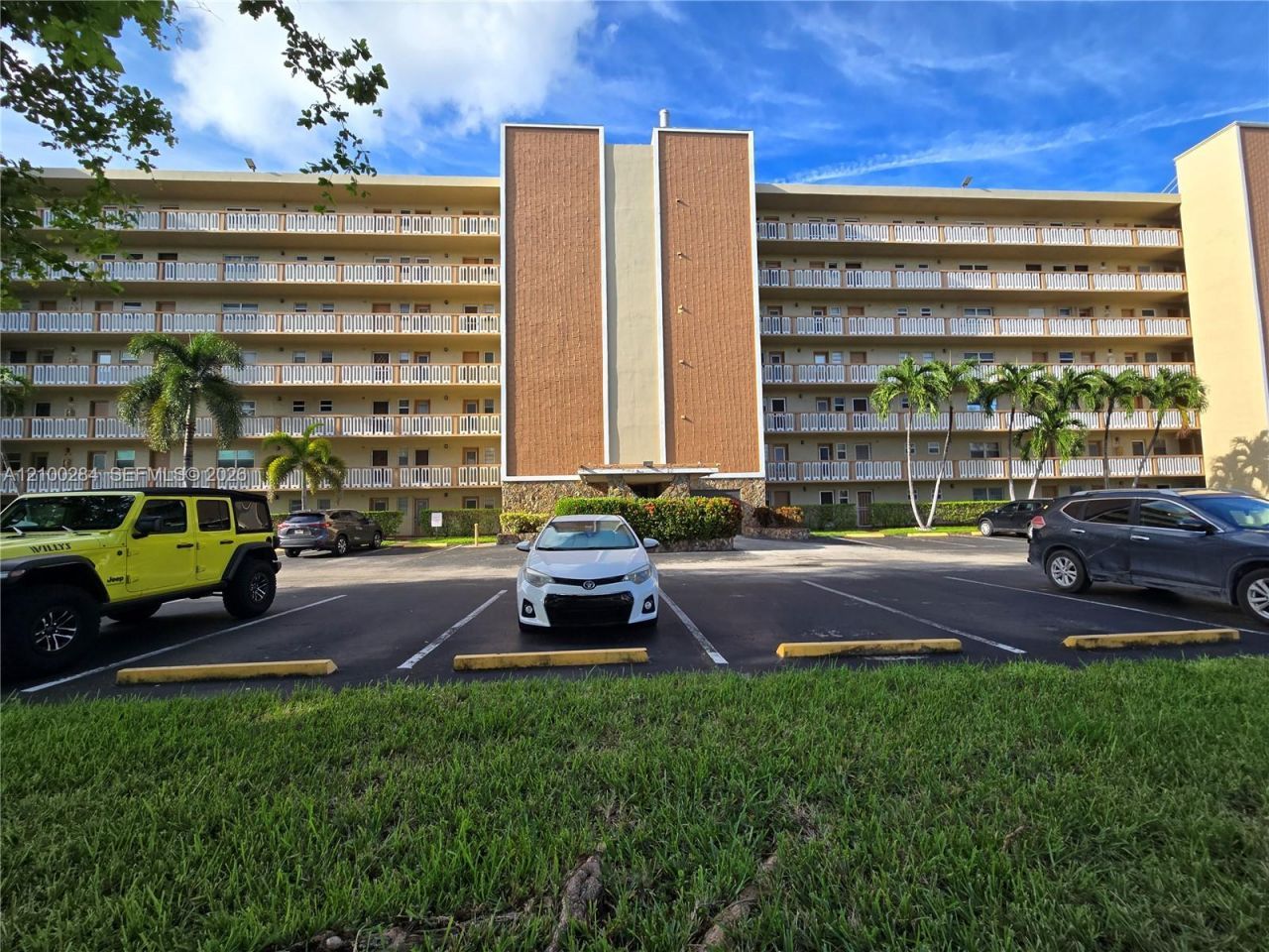 900 NE 12th Ave, Unit 608, Hallandale Beach, FL 33009 Photo