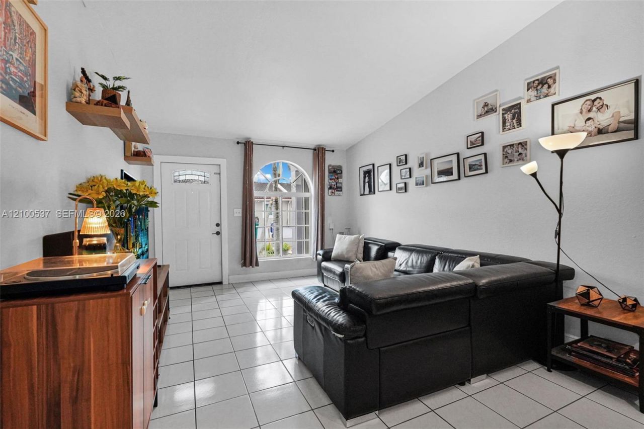 7677 NW 180th Ter, Hialeah, FL 33015 Photo