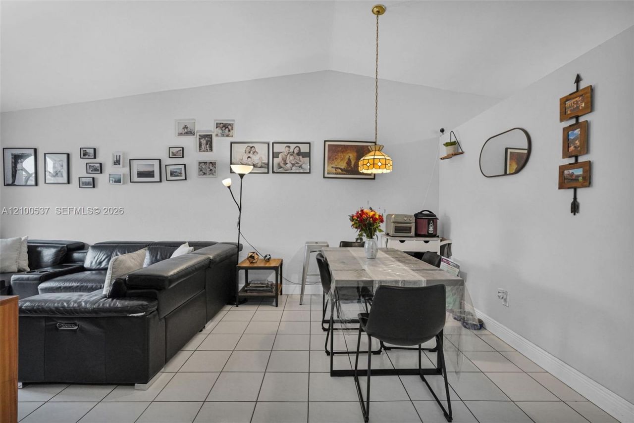 7677 NW 180th Ter, Hialeah, FL 33015 Photo